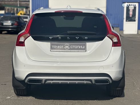 Volvo V60 Cross Country 2016 белый - фото 4