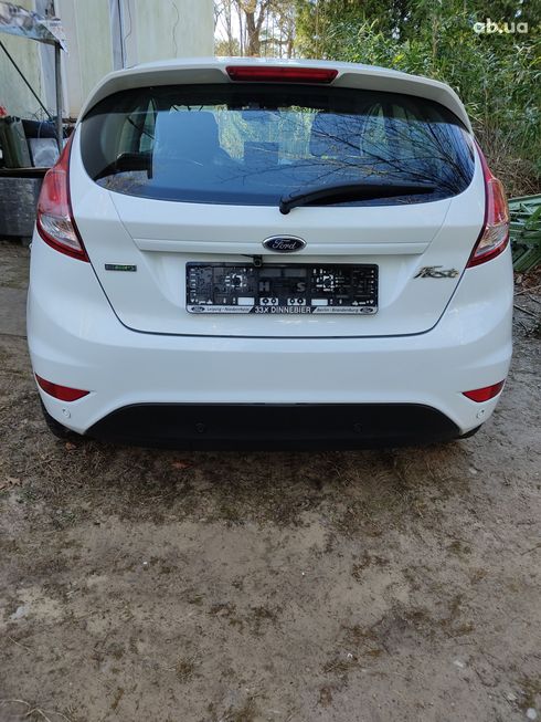 Ford Fiesta 2017 белый - фото 15