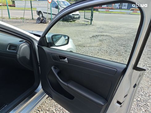 Volkswagen Jetta 2014 серебристый - фото 11