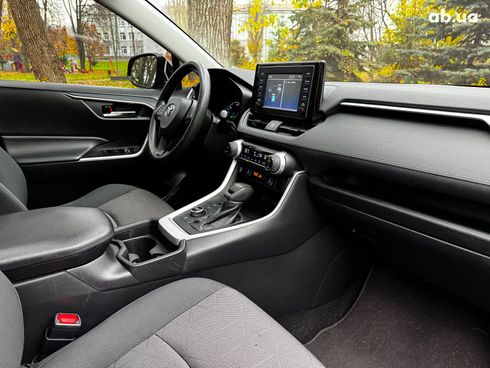 Toyota RAV4 2019 серый - фото 36
