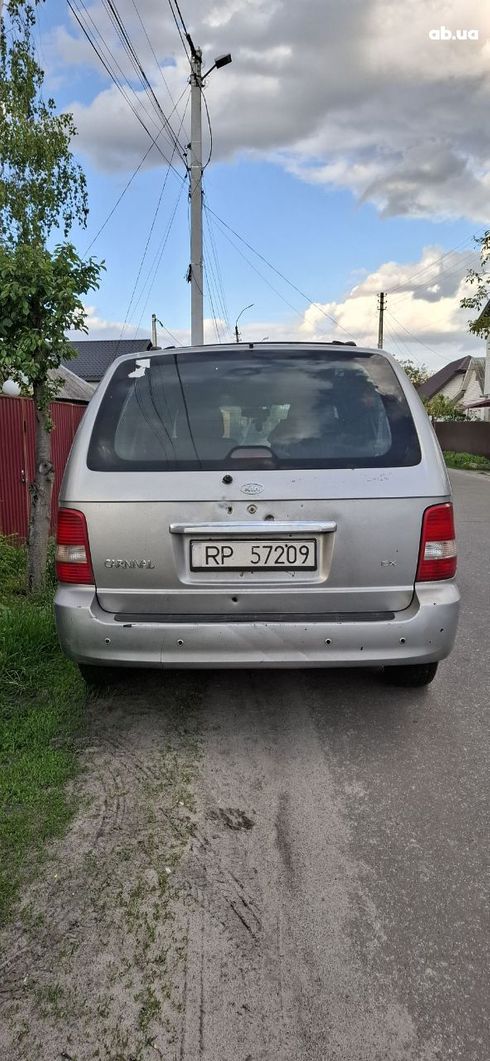 Kia Carnival 2005 серебристый - фото 4