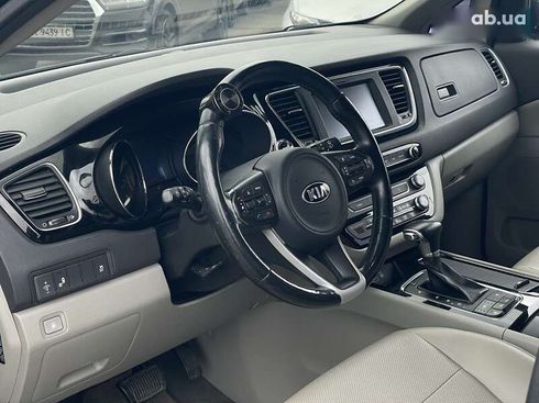 Kia Carnival 2017 - фото 29