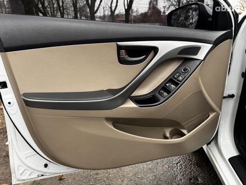 Hyundai Elantra 2015 белый - фото 9