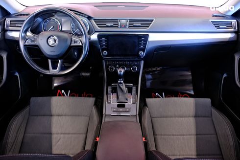 Skoda Superb 2018 серый - фото 7