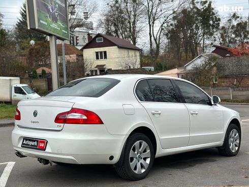 Skoda Superb 2012 белый - фото 6