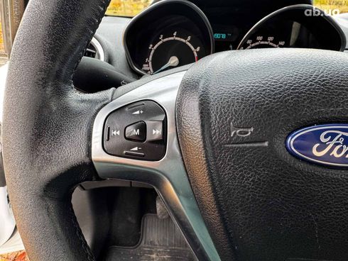 Ford Fiesta 2017 белый - фото 15