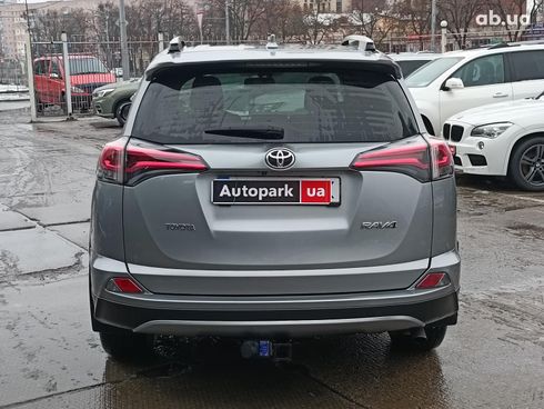 Toyota RAV4 2017 серый - фото 9