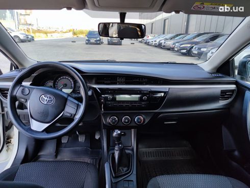 Toyota Corolla 2014 белый - фото 20