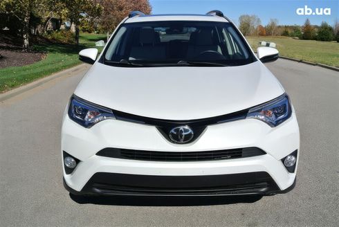 Toyota RAV4 2018 белый - фото 2