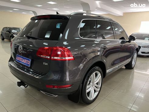 Volkswagen Touareg 2011 серый - фото 13