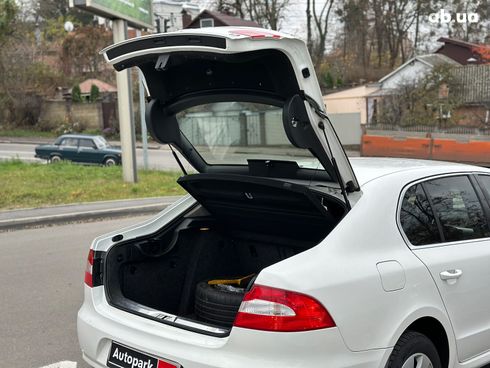 Skoda Superb 2012 белый - фото 16