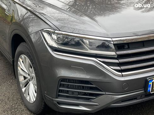 Volkswagen Touareg 2019 серый - фото 12
