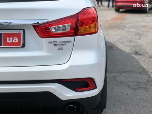 Mitsubishi Outlander 2018 белый - фото 13