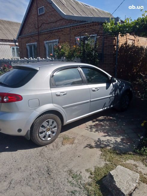 Chevrolet Lacetti 2006 серебристый - фото 5