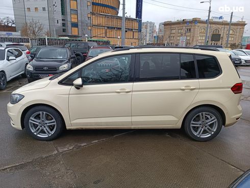 Volkswagen Touran 2017 бежевый - фото 4