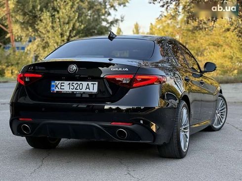 Alfa Romeo Giulia 2017 - фото 7