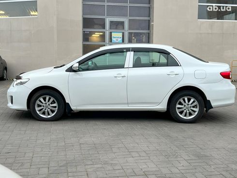 Toyota Corolla 2011 белый - фото 8