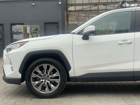 Toyota RAV4 2019 белый - фото 18