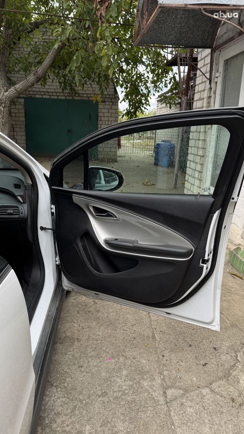 Chevrolet Volt 2014 белый - фото 14