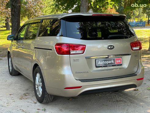 Kia Sedona 2016 бежевый - фото 12