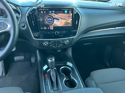 Chevrolet Traverse 2017 серый - фото 27