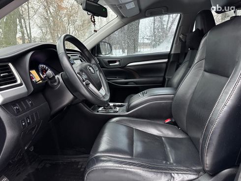 Toyota Highlander 2016 серый - фото 18