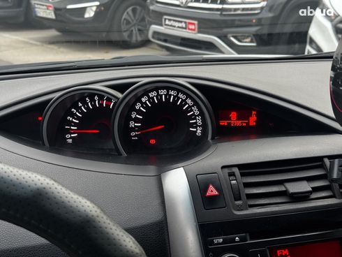 Toyota Avensis Verso 2014 белый - фото 14