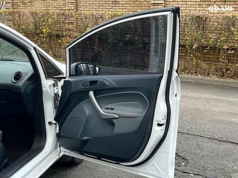 Ford Fiesta 2011 белый - фото 7