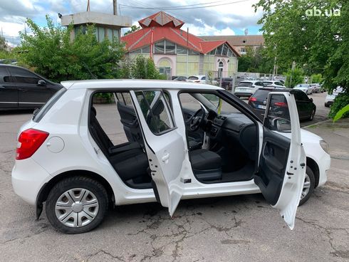 Skoda Fabia 2012 белый - фото 13