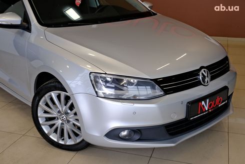 Volkswagen Jetta 2014 серебристый - фото 3