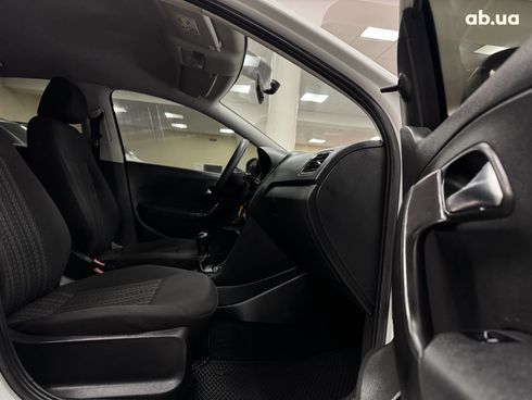 Volkswagen Polo 2017 белый - фото 8