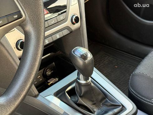 Hyundai Elantra 2018 бежевый - фото 13