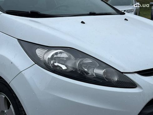 Ford Fiesta 2012 белый - фото 13