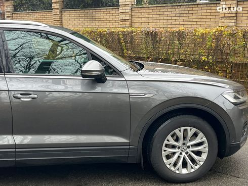 Volkswagen Touareg 2019 серый - фото 14
