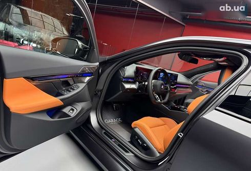 BMW M5 2025 - фото 27