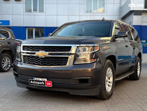 Chevrolet Suburban 2016 серый - фото 13