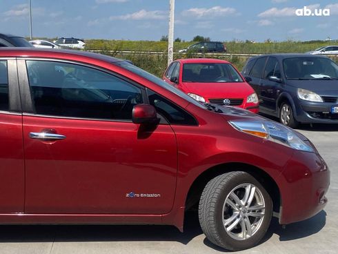 Nissan Leaf 2015 красный - фото 11