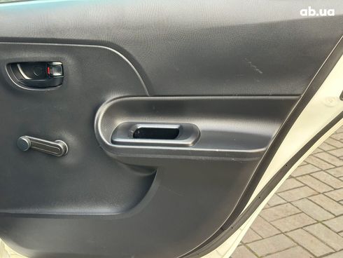 Toyota Aqua 2015 белый - фото 15