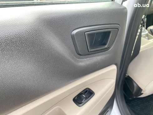 Ford Fiesta 2018 белый - фото 45