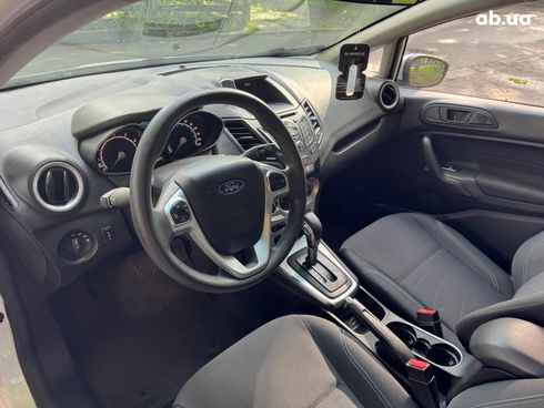 Ford Fiesta 2018 белый - фото 17