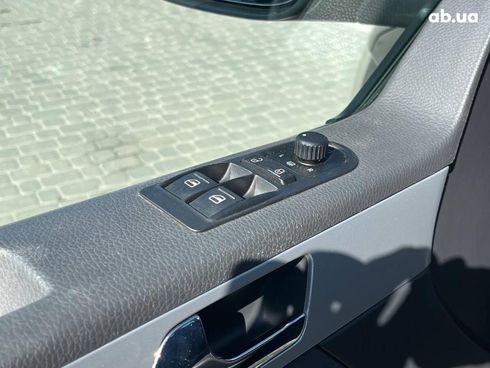 Volkswagen Multivan 2012 черный - фото 17