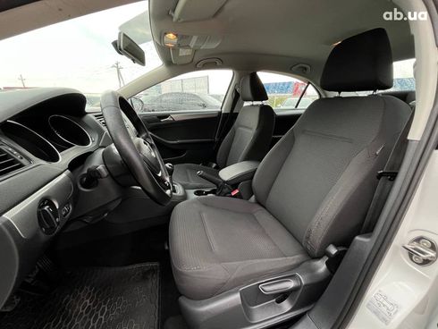 Volkswagen Jetta 2016 белый - фото 22