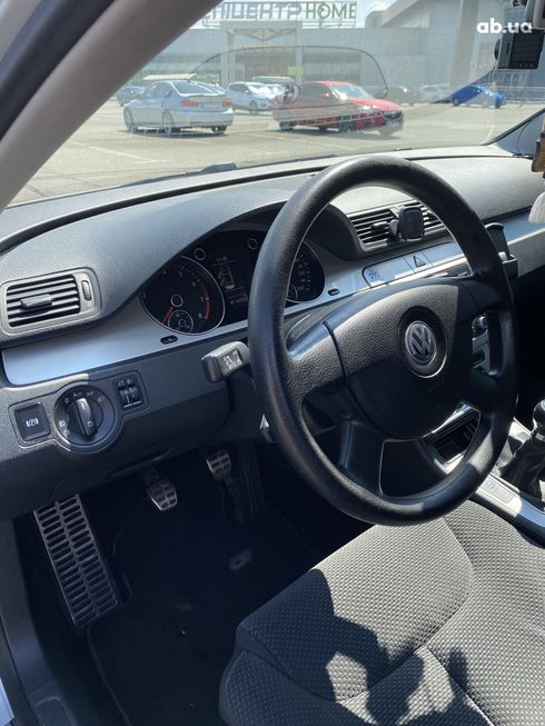 Volkswagen Passat 2009 серебристый - фото 16