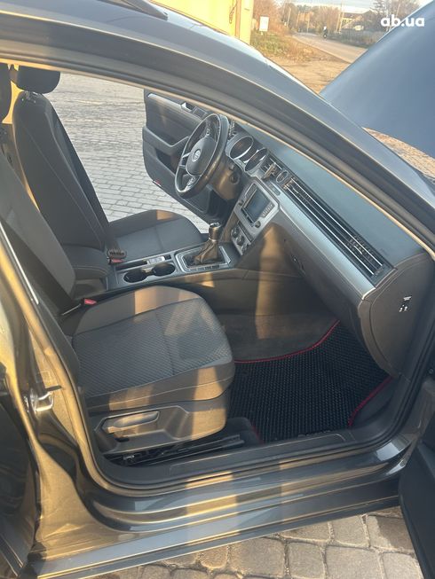 Volkswagen Passat 2016 серый - фото 17
