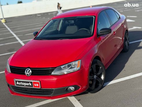 Volkswagen Jetta 2013 красный - фото 3