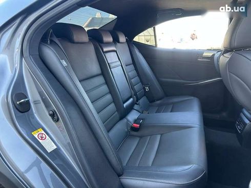 Lexus IS 2018 - фото 11