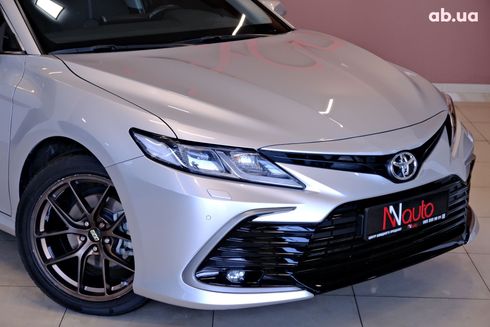 Toyota Camry 2024 серебристый - фото 3