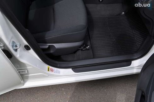 Toyota Auris 2011 - фото 23