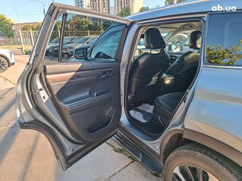 Toyota Highlander 2020 серый - фото 17