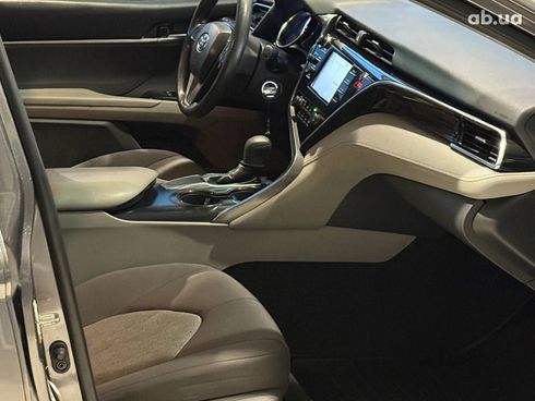 Toyota Camry 2018 серый - фото 20
